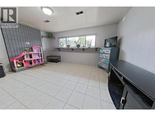 1530 21 Highway, Creston, BC - Indoor