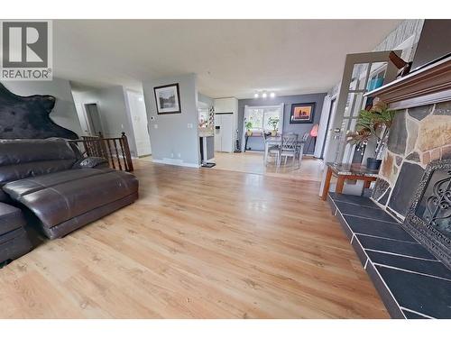 1530 21 Highway, Creston, BC - Indoor Photo Showing Living Room