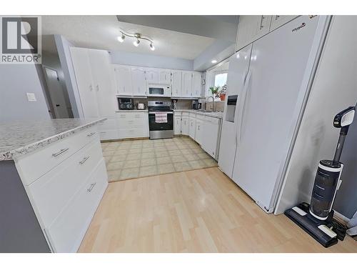 1530 21 Highway, Creston, BC - Indoor Photo Showing Kitchen