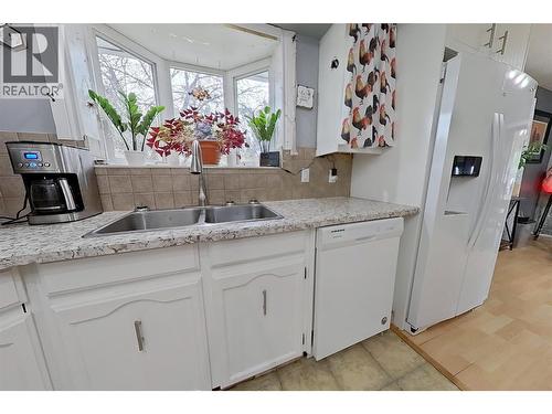 1530 21 Highway, Creston, BC - Indoor Photo Showing Kitchen With Double Sink