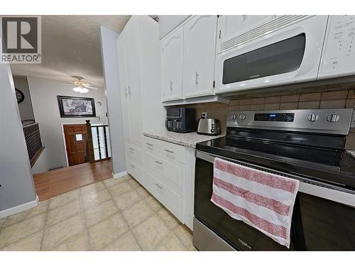 1530 21 Highway, Creston, BC - Indoor Photo Showing Kitchen