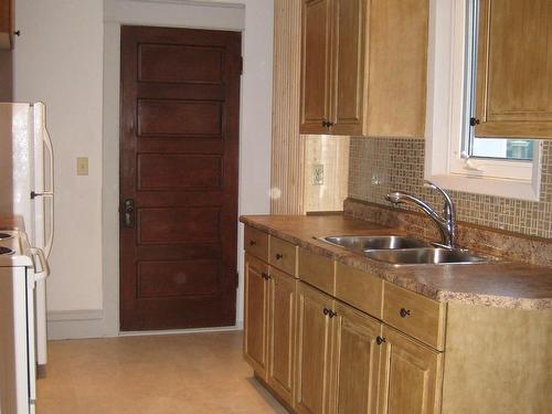 515 Brock St E, Thunder Bay, ON - Indoor Photo Showing Kitchen With Double Sink