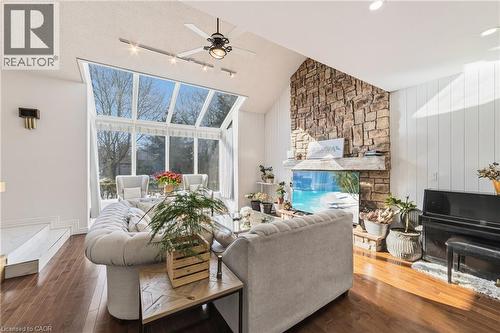 39 Templer Drive, Ancaster, ON - Indoor Photo Showing Living Room