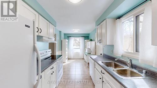 3103 Autumn Hill Crescent, Burlington, ON - Indoor Photo Showing Kitchen With Double Sink