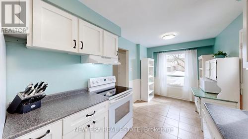 3103 Autumn Hill Crescent, Burlington, ON - Indoor Photo Showing Kitchen
