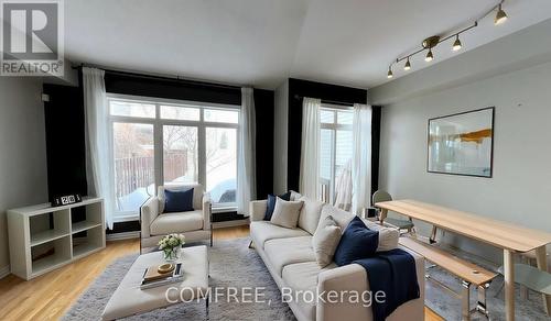 294 Waymark Crescent, Ottawa, ON - Indoor Photo Showing Living Room