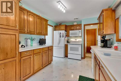 1640 St. Gabriel, Windsor, ON - Indoor Photo Showing Kitchen