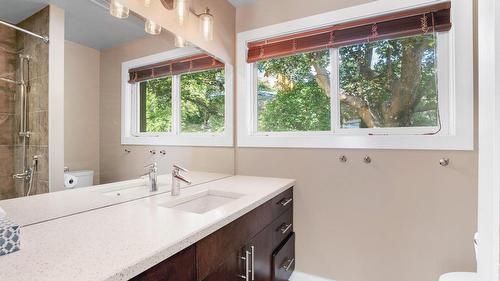 220 West Bench Drive, Penticton, BC - Indoor Photo Showing Bathroom