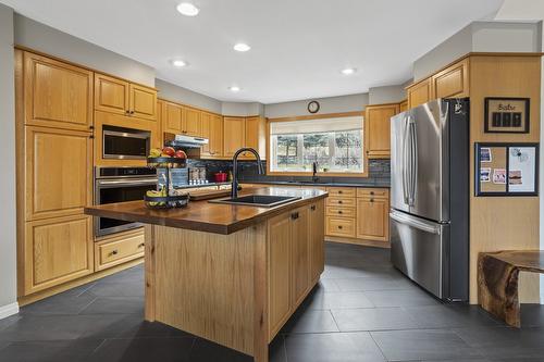 5253 Elsie Holmes Road, Wynndel, BC - Indoor Photo Showing Kitchen