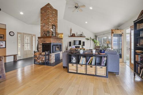5253 Elsie Holmes Road, Wynndel, BC - Indoor Photo Showing Living Room With Fireplace