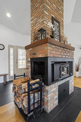 5253 Elsie Holmes Road, Wynndel, BC - Indoor Photo Showing Living Room With Fireplace