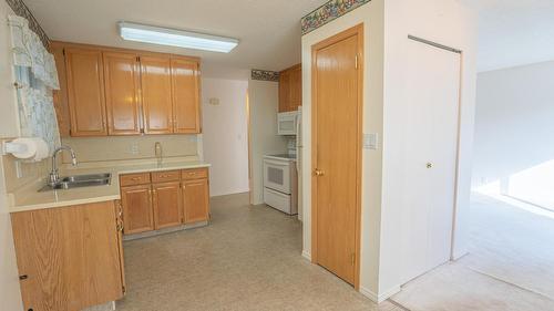 896 306Th Street, Kimberley, BC - Indoor Photo Showing Kitchen With Double Sink