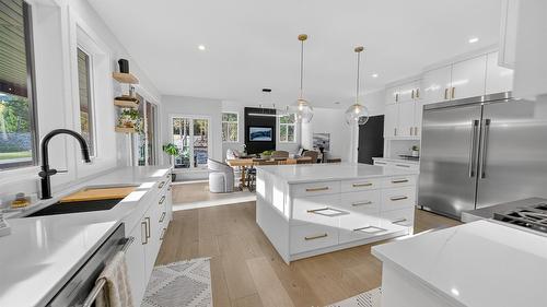 1323 Mcdonald Road, Cranbrook, BC - Indoor Photo Showing Kitchen With Upgraded Kitchen