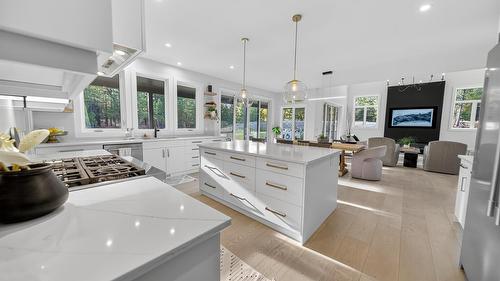 1323 Mcdonald Road, Cranbrook, BC - Indoor Photo Showing Kitchen With Upgraded Kitchen