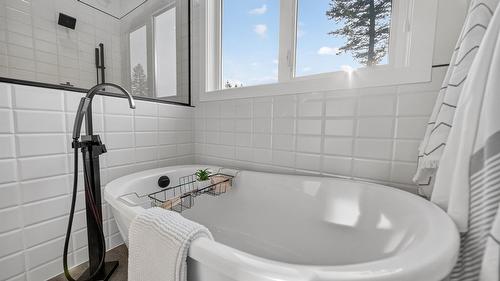 1323 Mcdonald Road, Cranbrook, BC - Indoor Photo Showing Bathroom