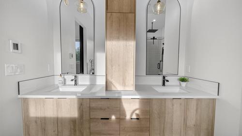 1323 Mcdonald Road, Cranbrook, BC - Indoor Photo Showing Bathroom