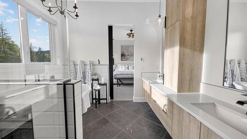 1323 Mcdonald Road, Cranbrook, BC - Indoor Photo Showing Bathroom