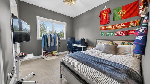 1323 Mcdonald Road, Cranbrook, BC - Indoor Photo Showing Bedroom