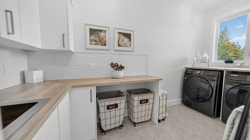 1323 Mcdonald Road, Cranbrook, BC - Indoor Photo Showing Laundry Room