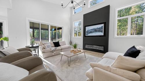 1323 Mcdonald Road, Cranbrook, BC - Indoor Photo Showing Living Room With Fireplace
