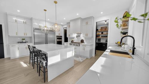 1323 Mcdonald Road, Cranbrook, BC - Indoor Photo Showing Kitchen With Upgraded Kitchen