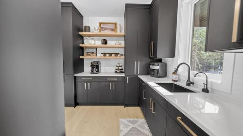 1323 Mcdonald Road, Cranbrook, BC - Indoor Photo Showing Kitchen