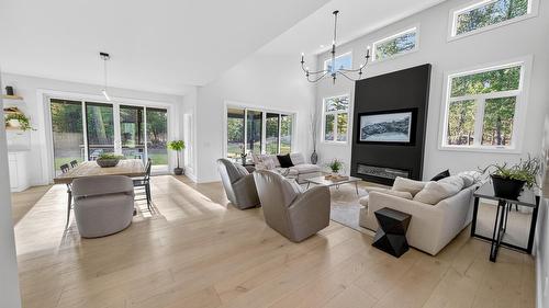 1323 Mcdonald Road, Cranbrook, BC - Indoor Photo Showing Living Room