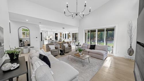 1323 Mcdonald Road, Cranbrook, BC - Indoor Photo Showing Living Room