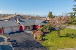 325 McKinnon St  Parksville, BC V9P 1G5