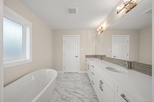 499 Torrence Rd, Comox, BC 