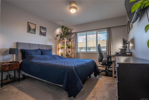 352 Burnside Rd West, Saanich, BC - Indoor Photo Showing Bedroom