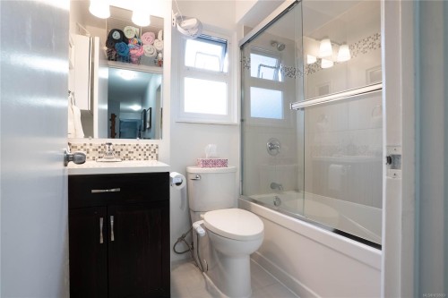 352 Burnside Rd West, Saanich, BC - Indoor Photo Showing Bathroom