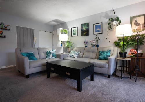 352 Burnside Rd West, Saanich, BC - Indoor Photo Showing Living Room