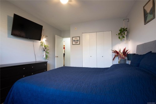 352 Burnside Rd West, Saanich, BC - Indoor Photo Showing Bedroom