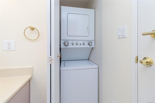 101-9942 Daniel St, Chemainus, BC - Indoor Photo Showing Laundry Room