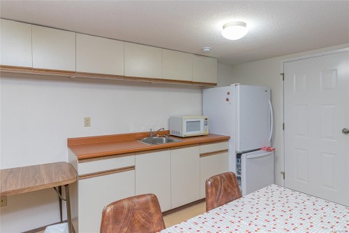 101-9942 Daniel St, Chemainus, BC - Indoor Photo Showing Kitchen