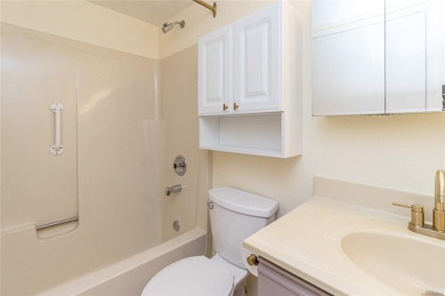 101-9942 Daniel St, Chemainus, BC - Indoor Photo Showing Bathroom