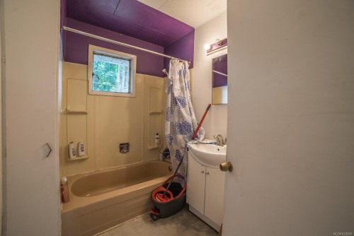 1226 Lawlor Rd, Nanaimo, BC - Indoor Photo Showing Bathroom