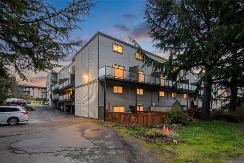 207-991 Cloverdale Ave  Saanich, BC V8X 2T5