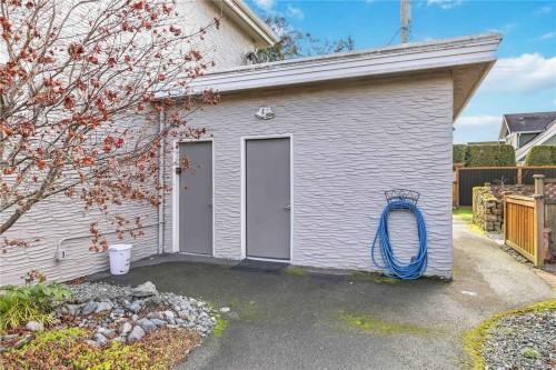 9-10145 Third St, Sidney, BC 