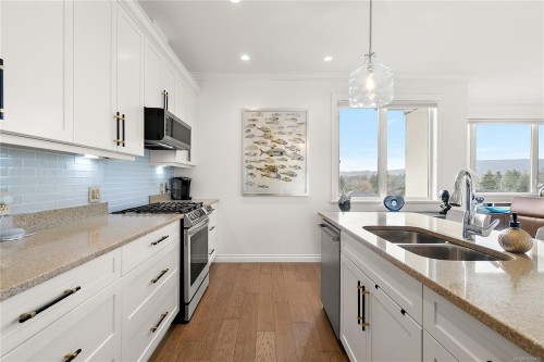 Ph403-2409 Bevan Ave, Sidney, BC - Indoor Photo Showing Kitchen With Double Sink With Upgraded Kitchen