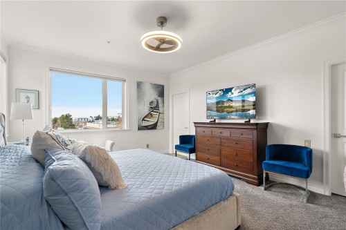 Ph403-2409 Bevan Ave, Sidney, BC - Indoor Photo Showing Bedroom