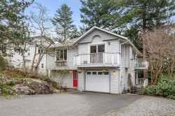 4-890 Admirals Rd  Esquimalt, BC V9A 2P1