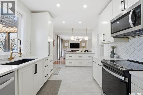 1033 9Th Street E, Saskatoon, SK - Indoor Photo Showing Kitchen With Upgraded Kitchen