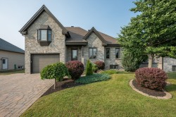 504 Rue Larose  Saint-Césaire, QC J0L 1T0