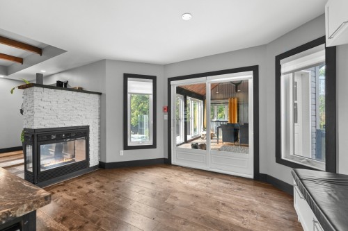 Salon - 504 Rue Larose, Saint-Césaire, QC - Indoor Photo Showing Living Room With Fireplace