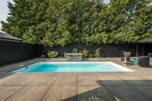 Cour - 504 Rue Larose, Saint-Césaire, QC - Outdoor With In Ground Pool With Backyard