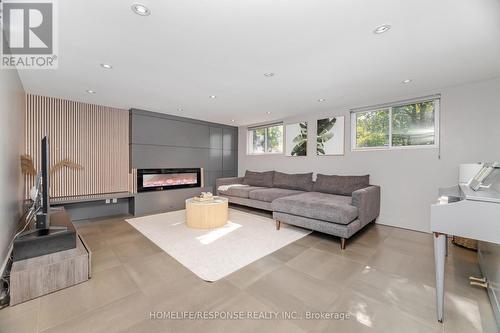 5011 Spruce Avenue, Burlington, ON - Indoor Photo Showing Other Room