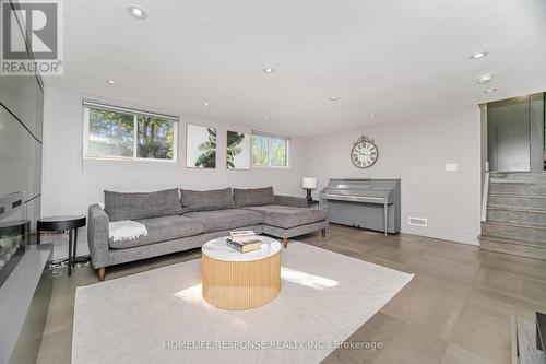 5011 Spruce Avenue, Burlington, ON - Indoor Photo Showing Living Room