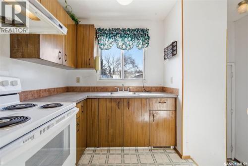 224 Waterloo Crescent, Saskatoon, SK - Indoor Photo Showing Kitchen